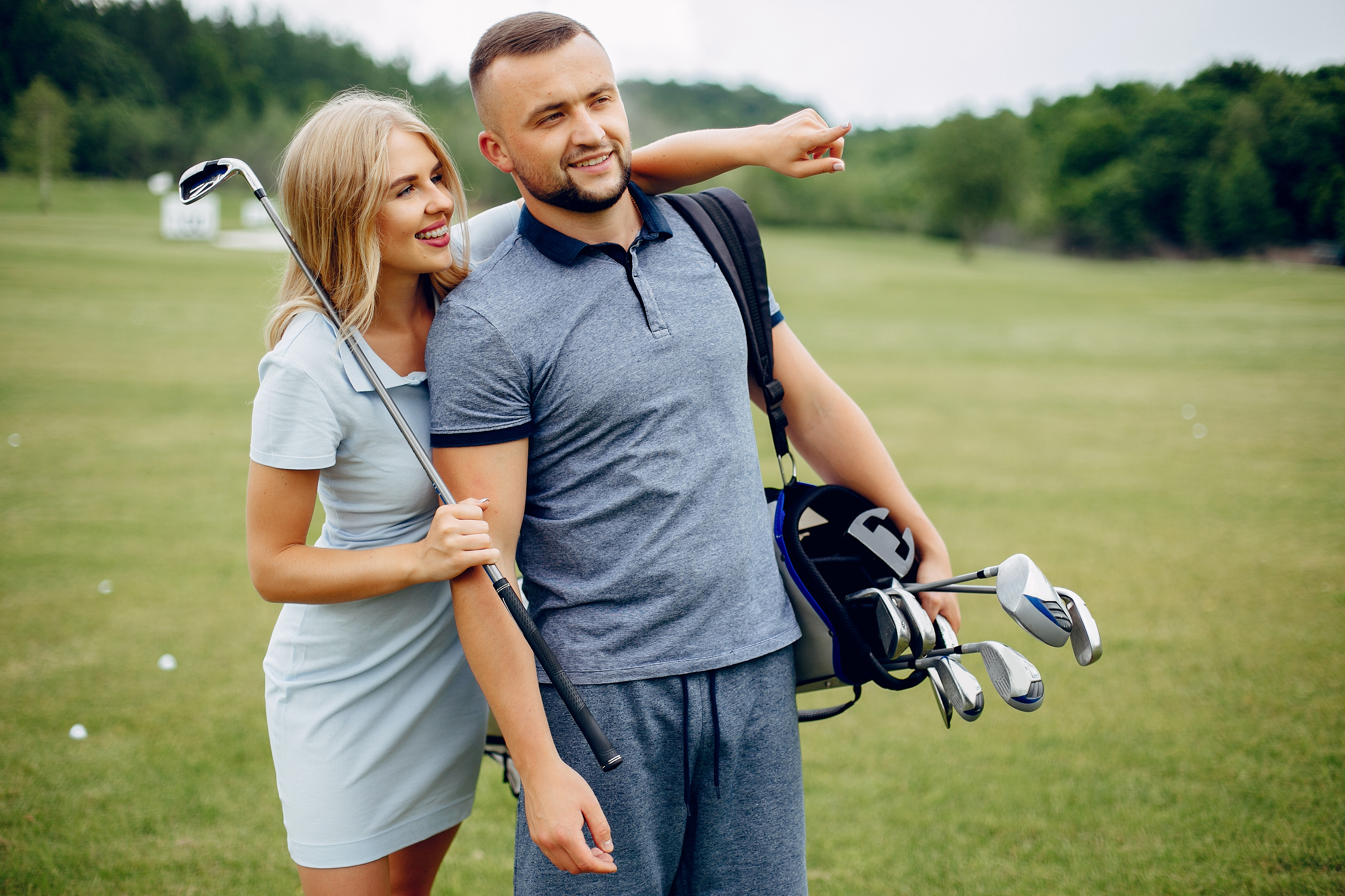 couple jouant au golf sur le terrain