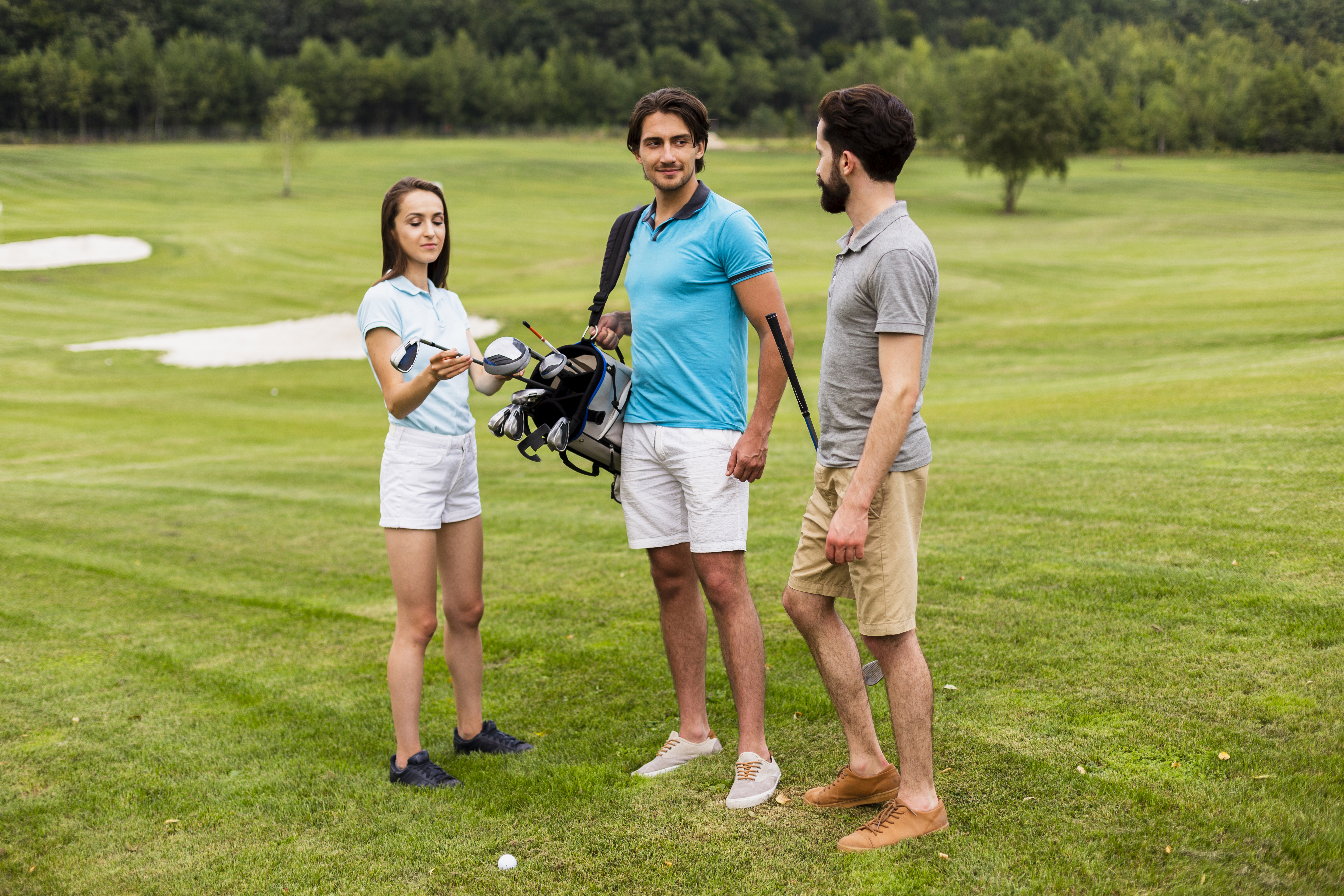 groupe d'amis s'amusant sur le parcours de golf