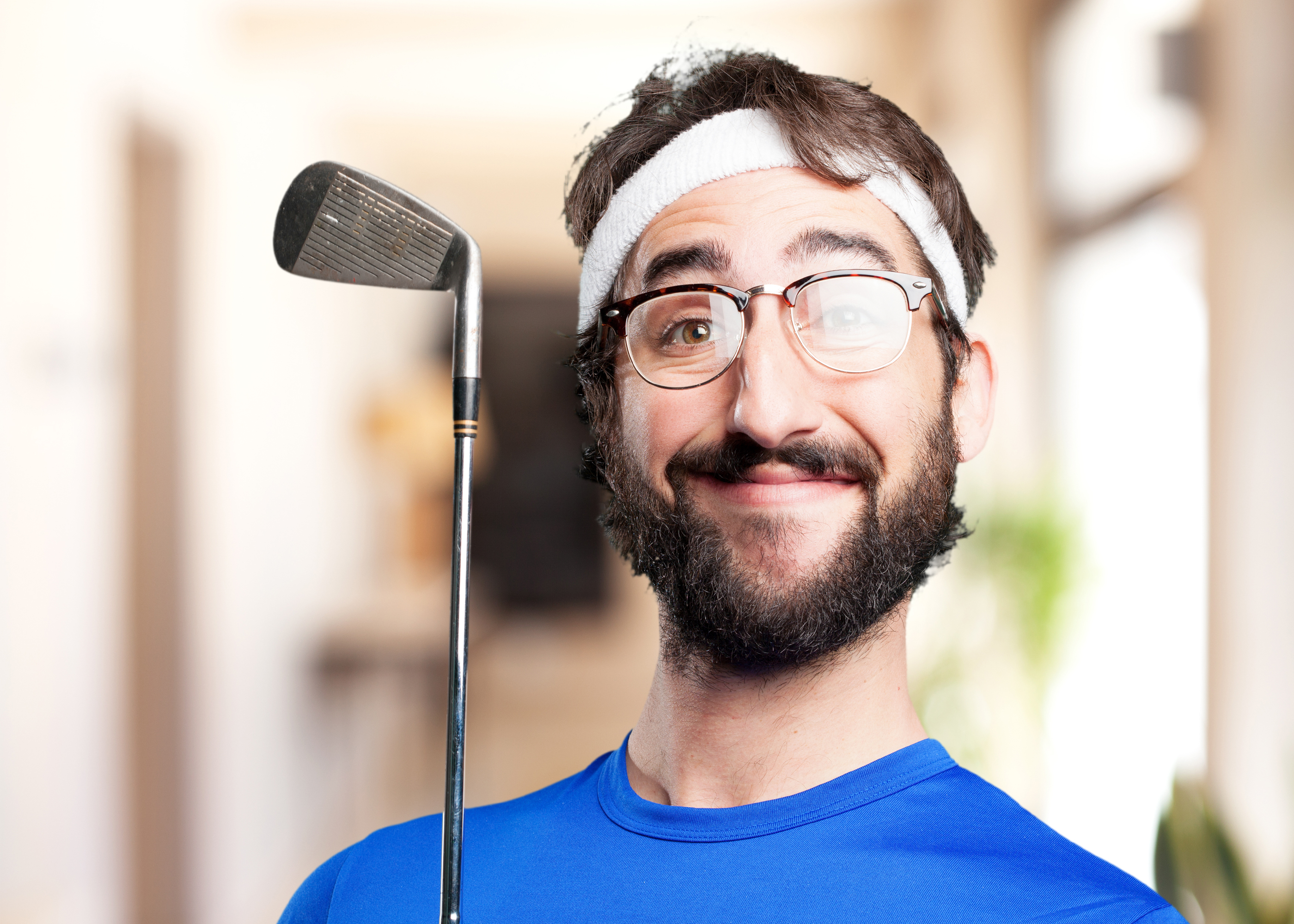 Homme qui sourit avec un club de golf dans la main