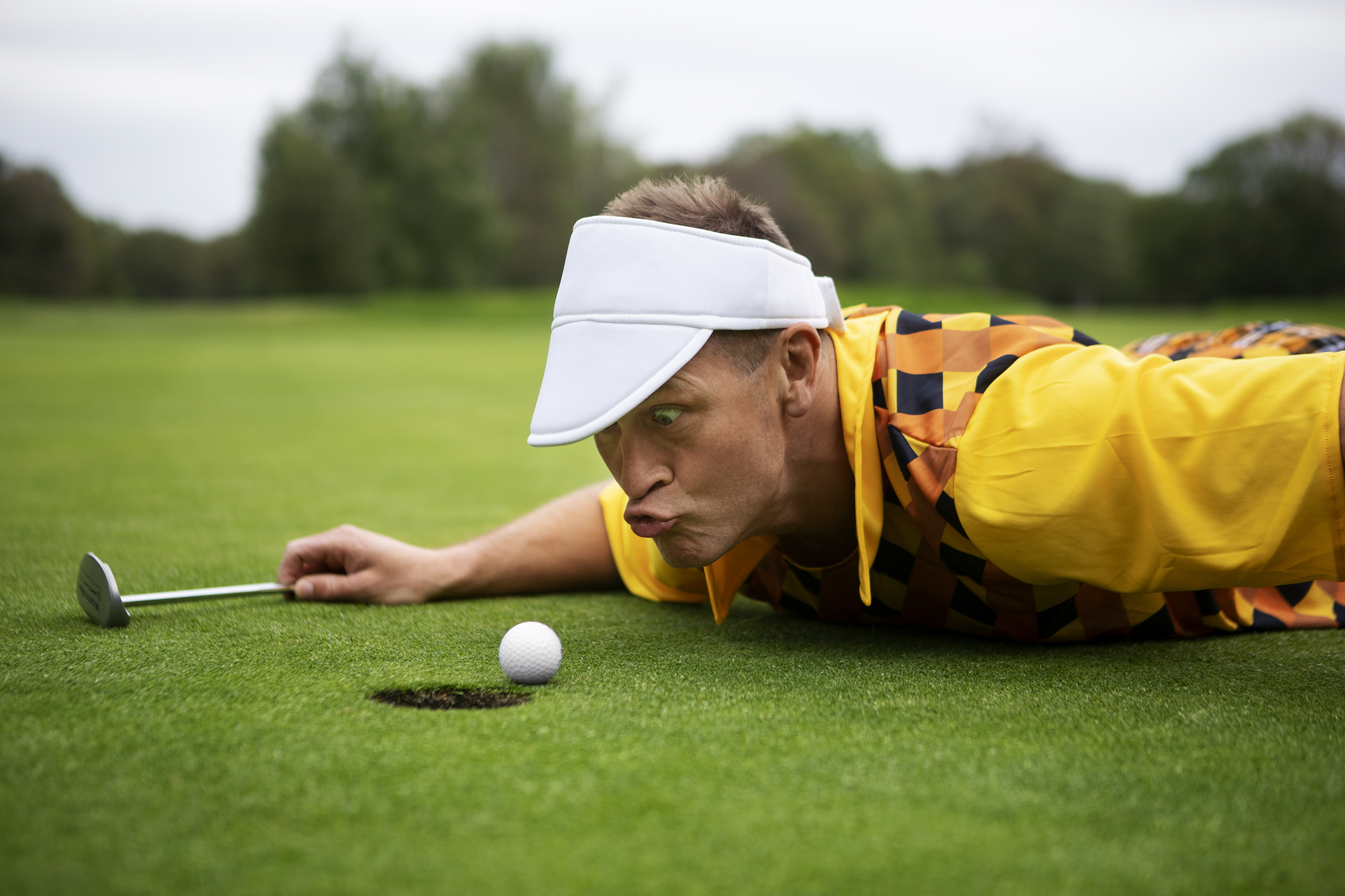 scene amusante sur le golf