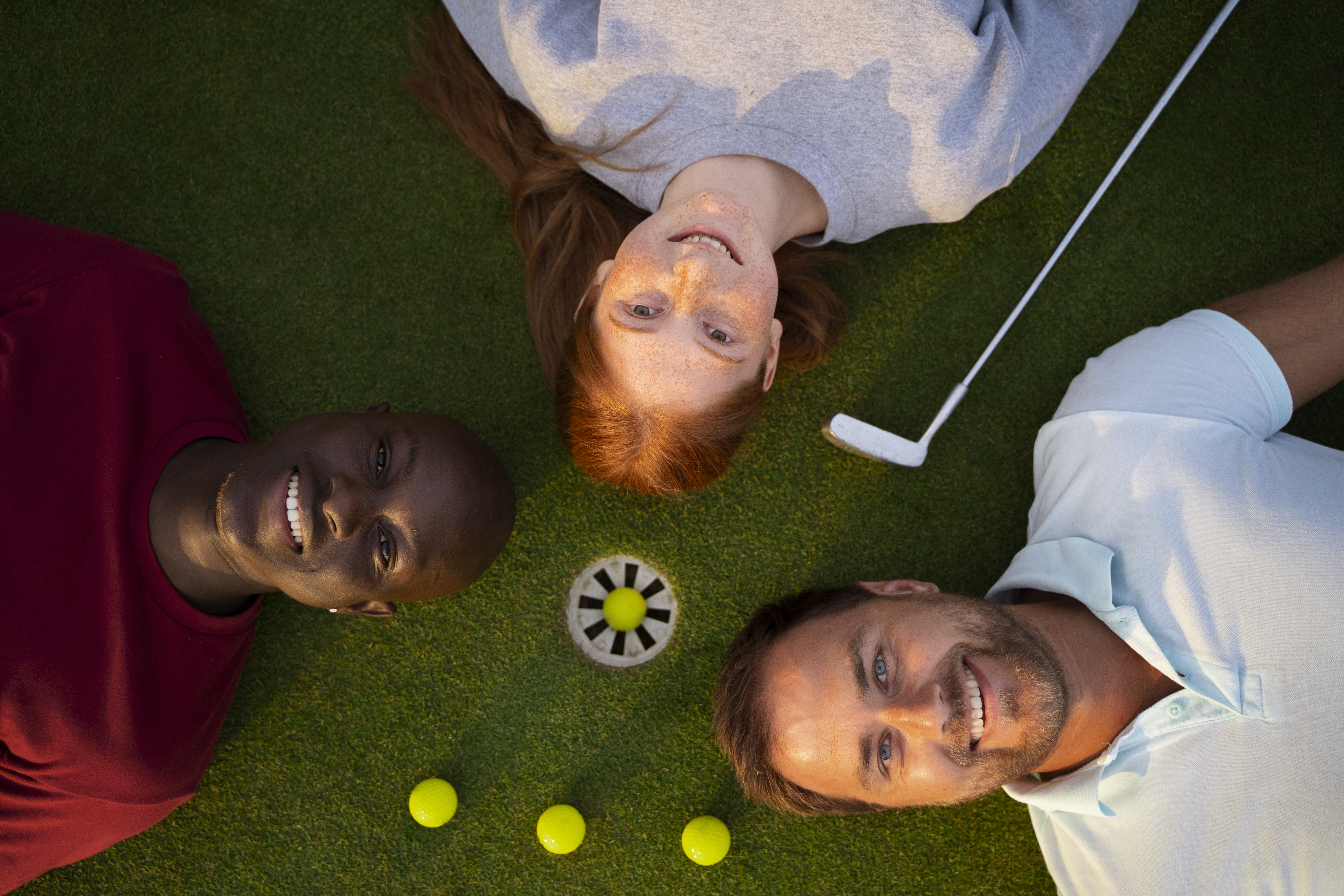scene avec des amis sur le terrain de golf